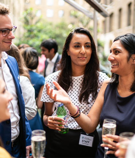 People having a conversation over drinks